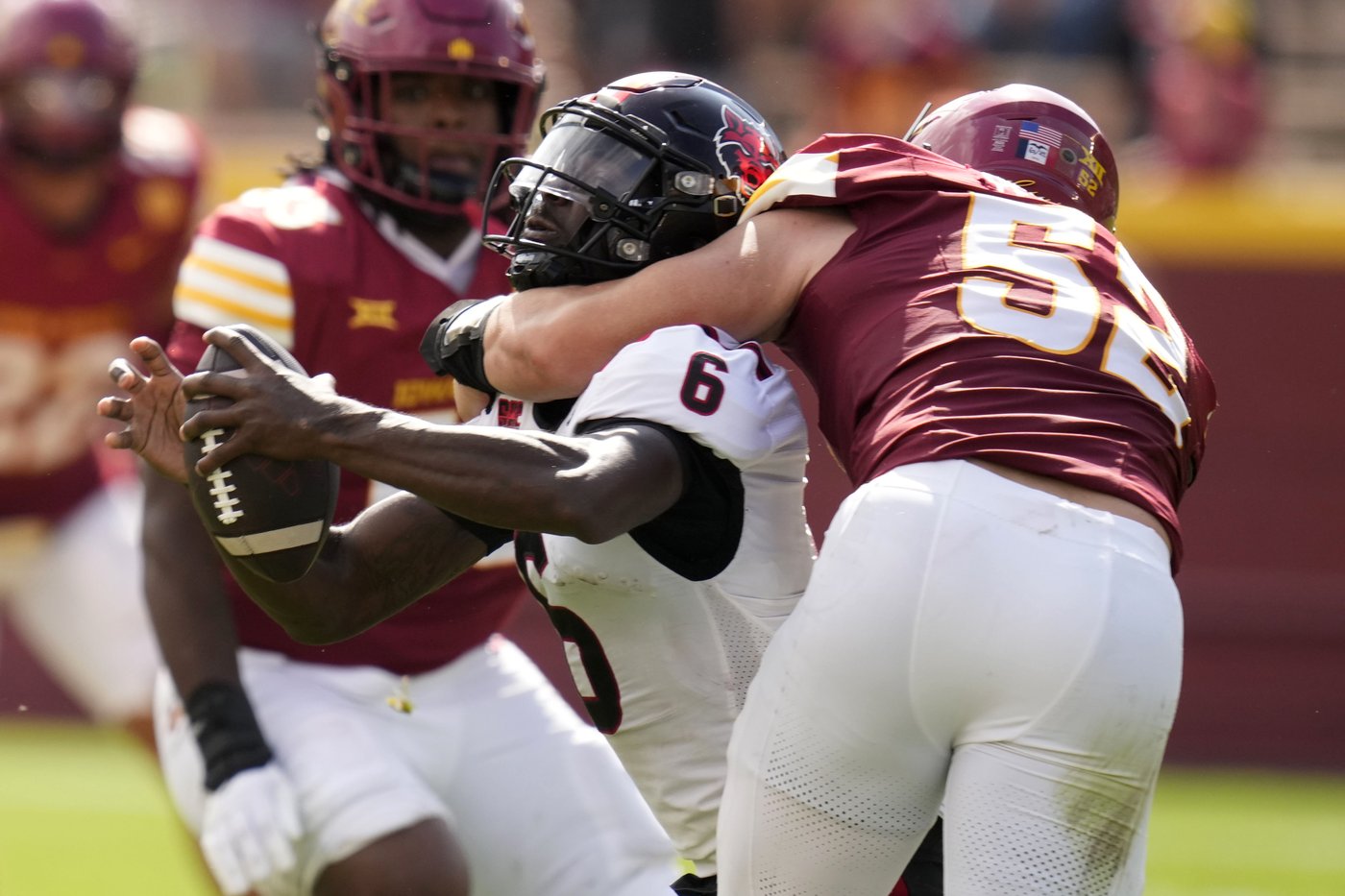 Rocco Becht has hand in 3 TDs, No. 20 Cyclones run off to a 52-7 win over Arkansas St. | iNFOnews.ca