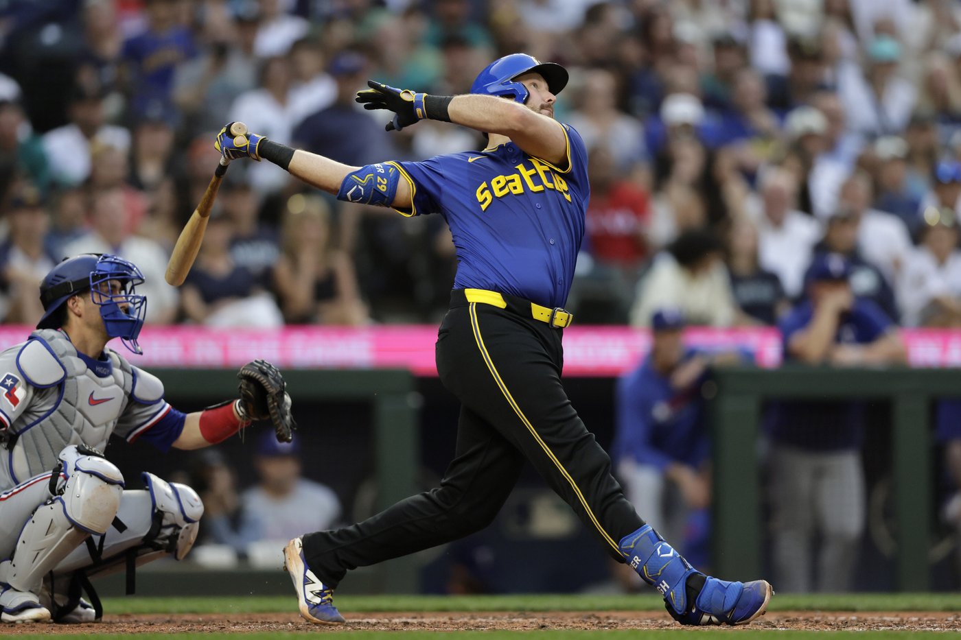 Cal Raleigh hits 42nd HR, Cole Young also goes deep as Mariners beat Rangers 6-0 | iNFOnews.ca Cal Raleigh hits 42nd HR, Cole Young also goes deep as Mariners beat Rangers 6-0 | iNFOnews.ca