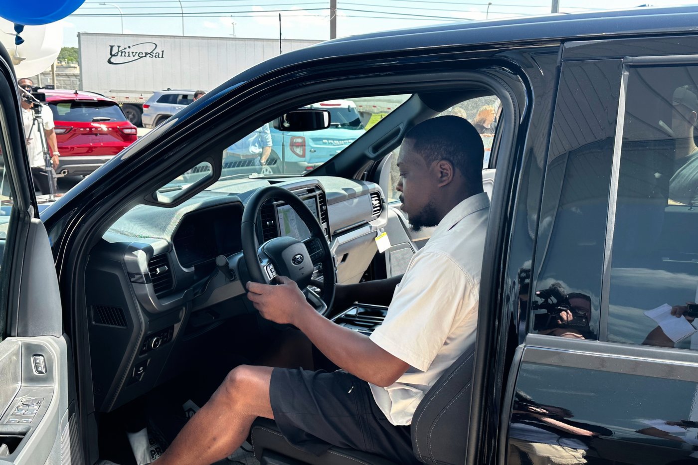Deacon hailed as a hero after helping thwart Michigan church shooting gets a new pickup truck | iNFOnews.ca