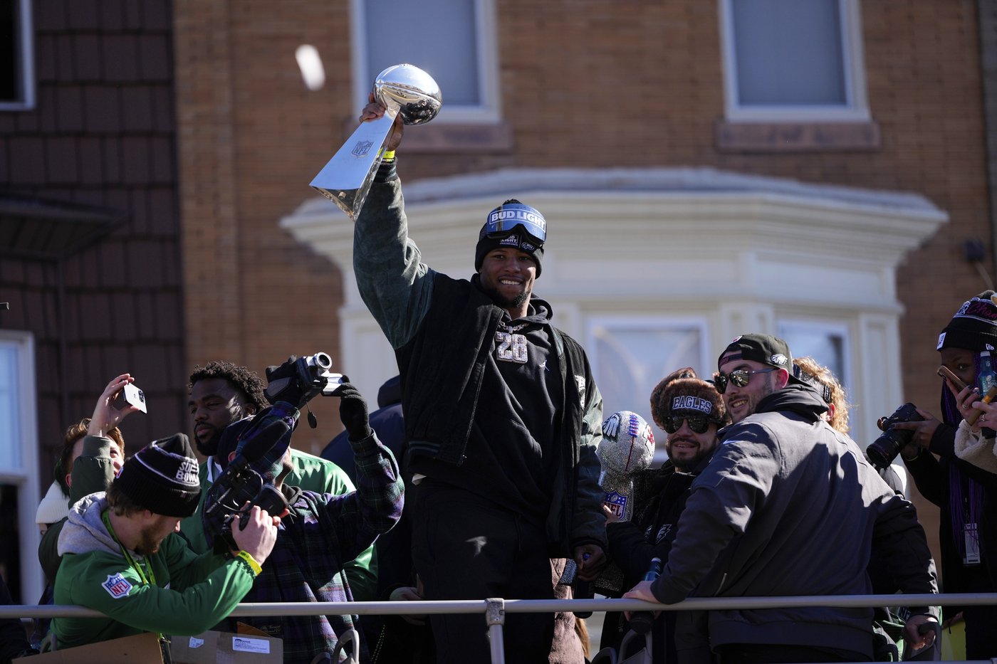 Philadelphia turns green on Valentine’s Day to celebrate Super Bowl champions | iNFOnews.ca