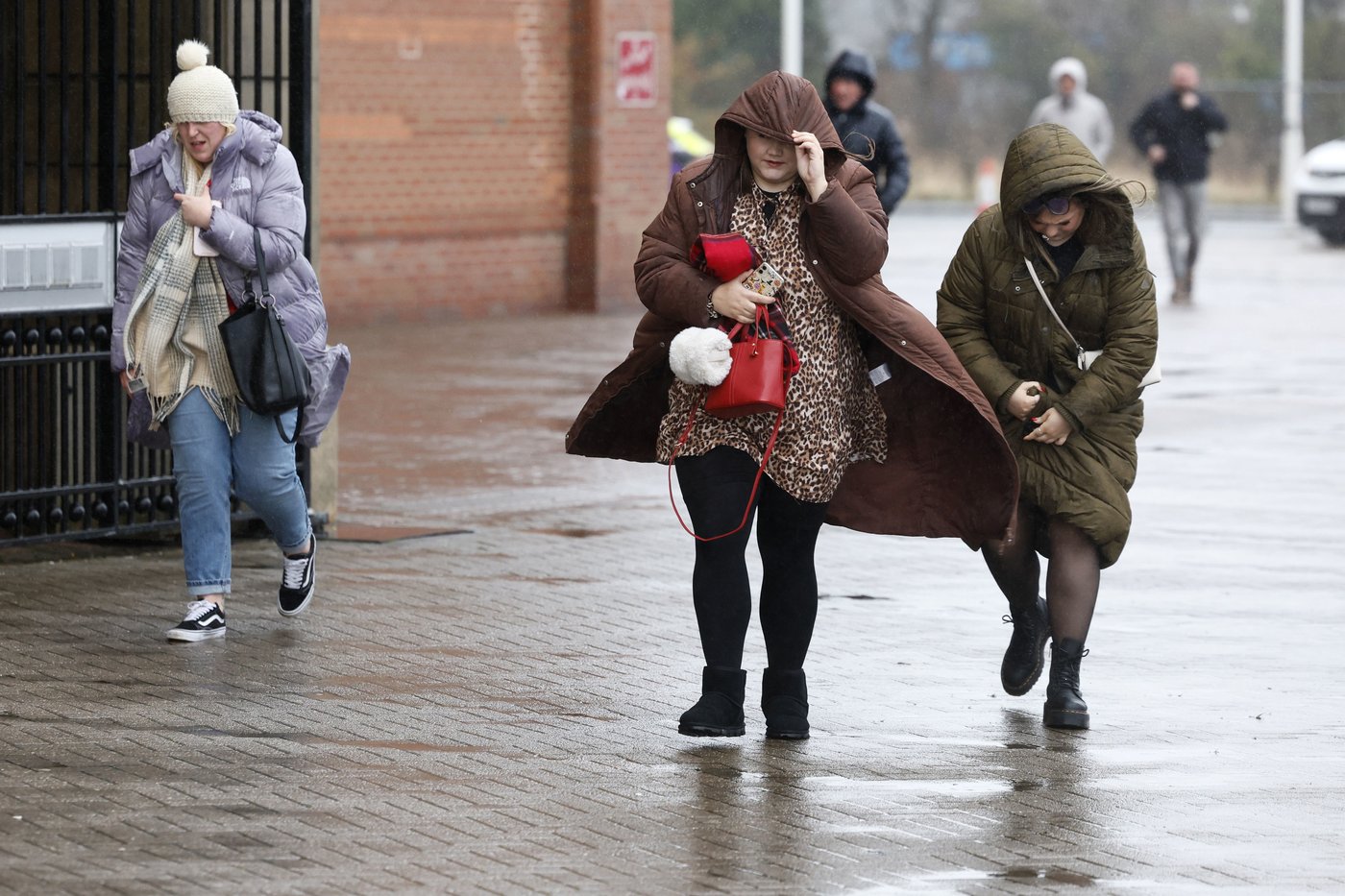Hundreds of thousands in Ireland and UK left without power as Storm Darragh batters the region | iNFOnews.ca Hundreds of thousands in Ireland and UK left without power as Storm Darragh batters the region | iNFOnews.ca