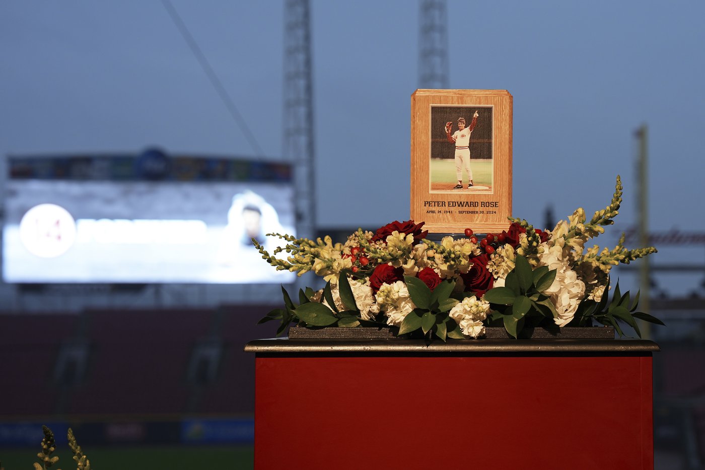 Reds honor Pete Rose with a 14-hour visitation at Great American Ball Park | iNFOnews.ca Reds honor Pete Rose with a 14-hour visitation at Great American Ball Park | iNFOnews.ca