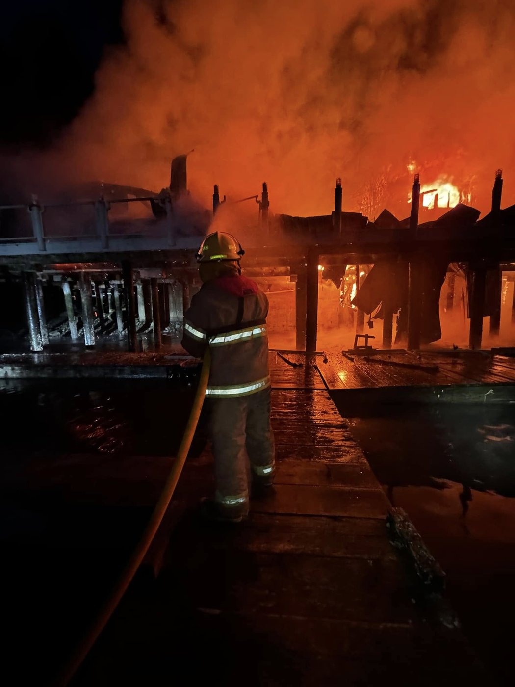'Devastating loss': Fire engulfs Telegraph Cove boardwalk on Vancouver Island | iNFOnews.ca