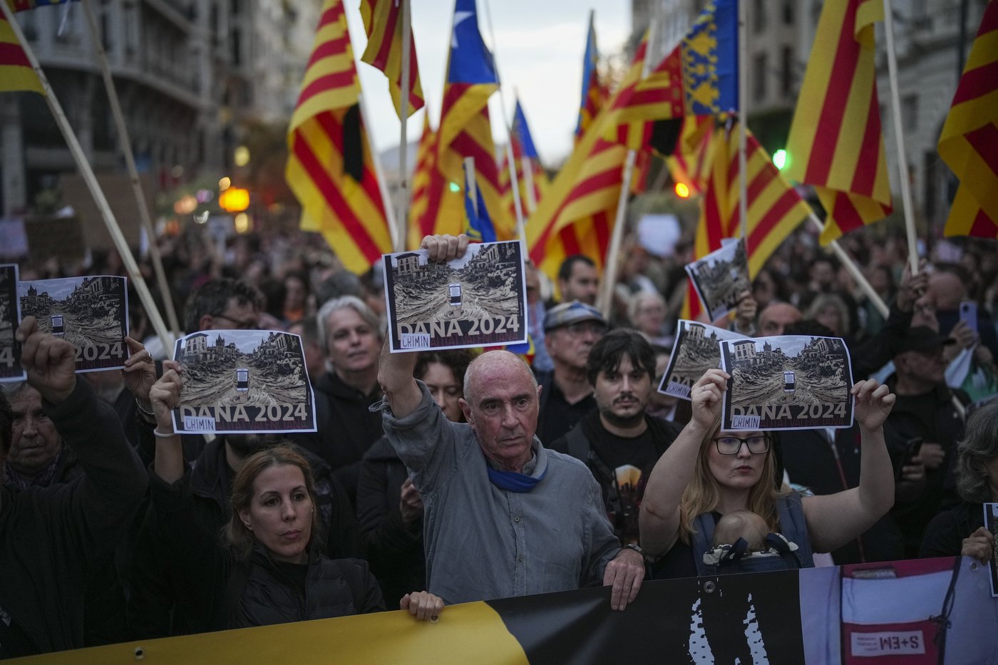 Thousands of Spaniards demand the resignation of Valencia leader for bungling flood response | iNFOnews.ca Thousands of Spaniards demand the resignation of Valencia leader for bungling flood response | iNFOnews.ca