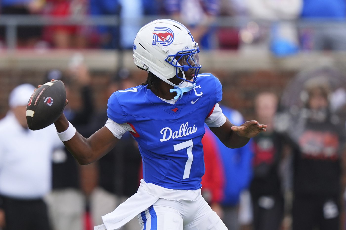 Kevin Jennings has two 75-yard TDs in 10-for-10 first half for No. 17 SMU vs. Baylor | iNFOnews.ca