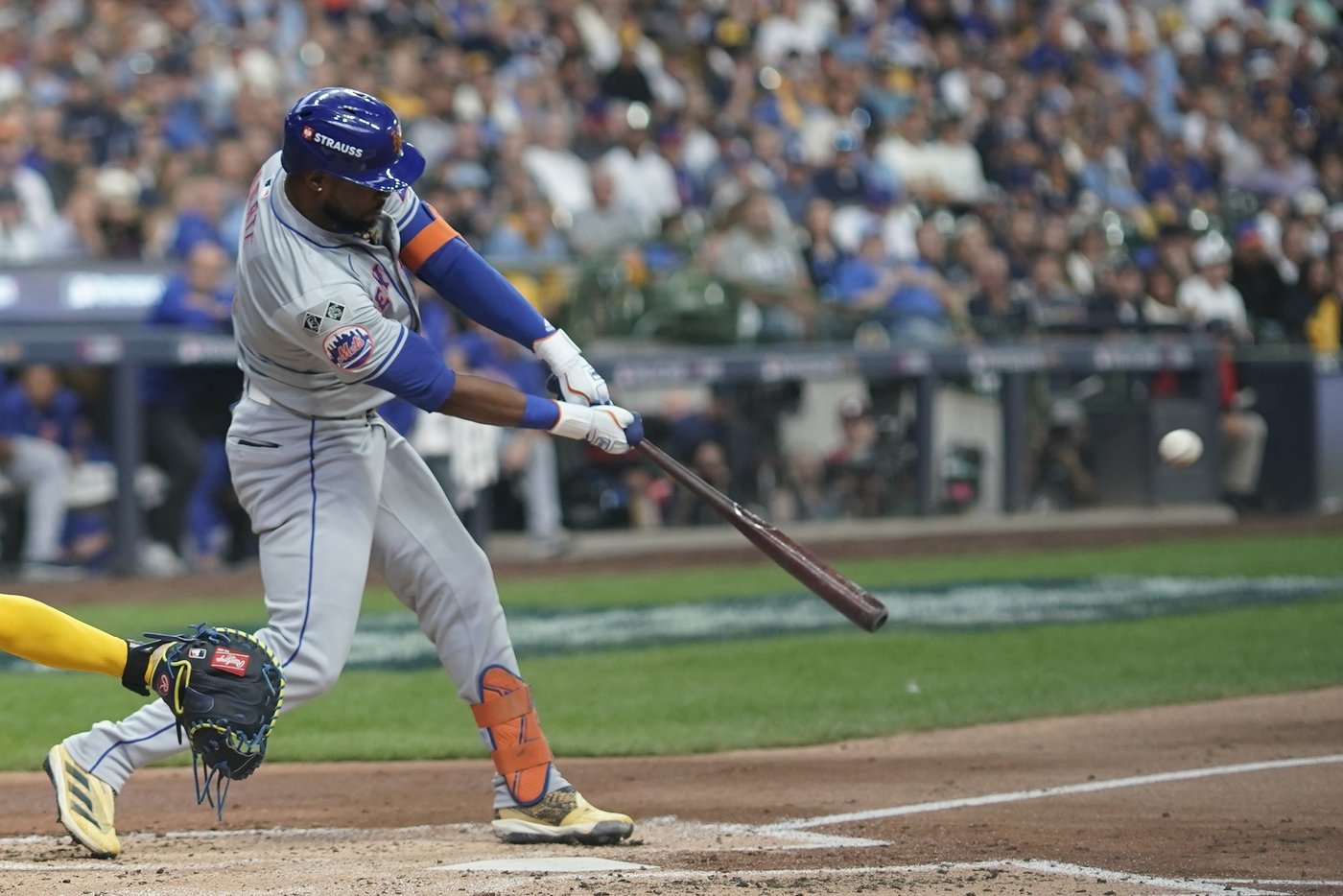 Mets continue wild ride with 8-4 win over Brewers in playoff opener | iNFOnews.ca Mets continue wild ride with 8-4 win over Brewers in playoff opener | iNFOnews.ca