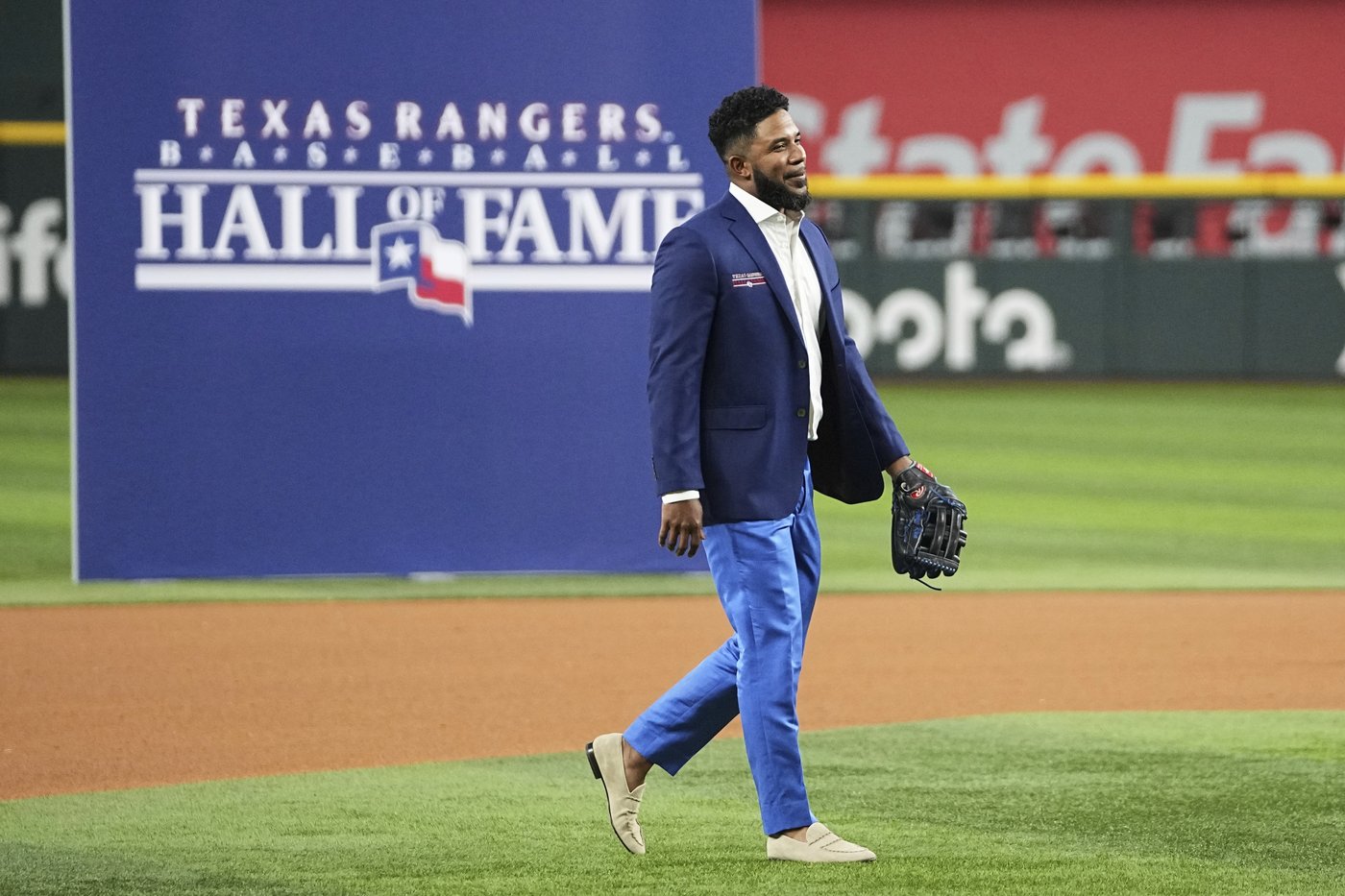 Elvis Andrus inducted into the Texas Rangers Baseball Hall of Fame with assist from Adrian Beltré | iNFOnews.ca