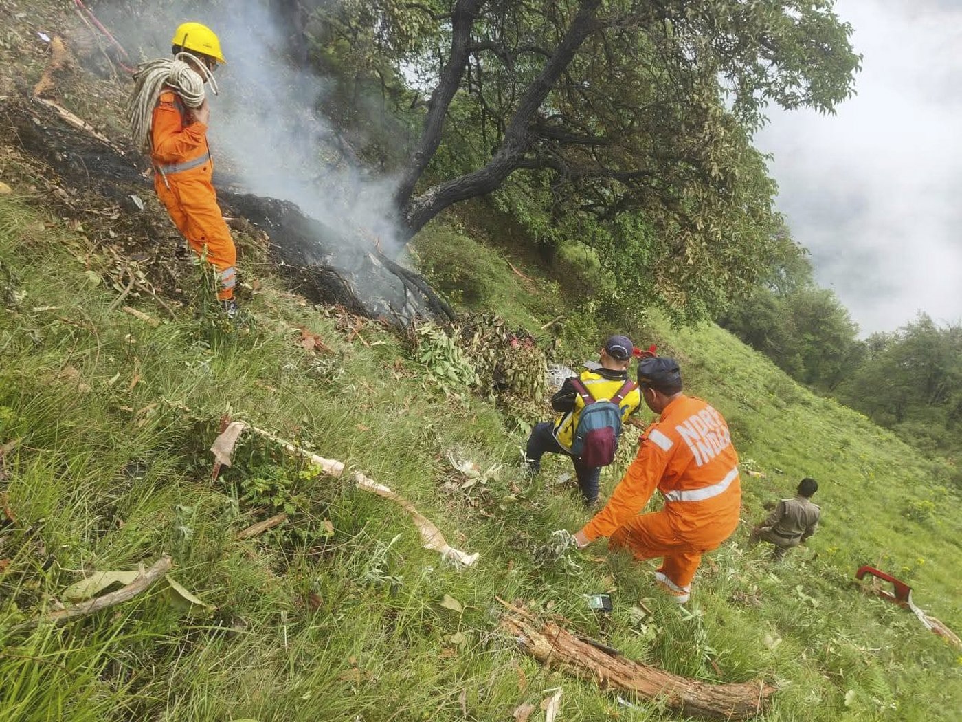 Helicopter carrying Hindu pilgrims crashes in India's Himalayan state of Uttarakhand, killing 7 | iNFOnews.ca Helicopter carrying Hindu pilgrims crashes in India's Himalayan state of Uttarakhand, killing 7 | iNFOnews.ca