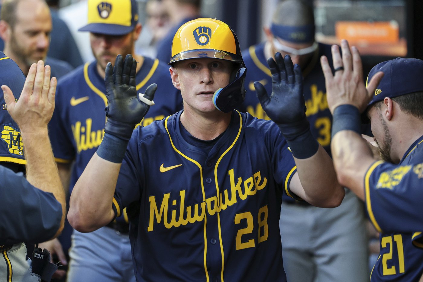 Perkins and Vaughn each homer, Brewers beat Braves 5-4 for 6th straight win | iNFOnews.ca