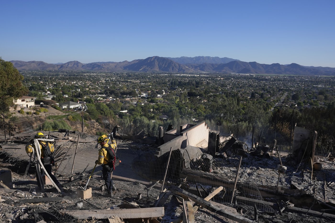 Southern California firefighters gain ground over wildfire thanks to decreased winds | iNFOnews.ca Southern California firefighters gain ground over wildfire thanks to decreased winds | iNFOnews.ca