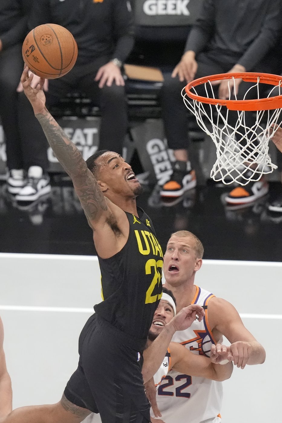 Booker scores 31, leads Suns to 120-112 victory over Jazz in the teams' NBA Cup opener | iNFOnews.ca Booker scores 31, leads Suns to 120-112 victory over Jazz in the teams' NBA Cup opener | iNFOnews.ca