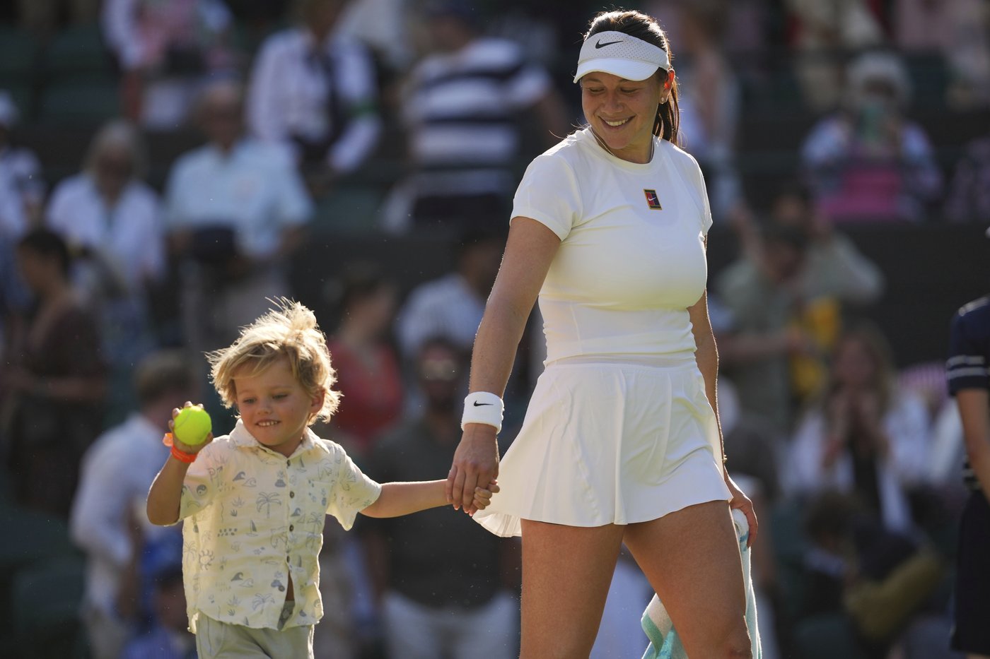 Amanda Anisimova celebrates with her nephew, Jackson, after reaching the Wimbledon semifinals | iNFOnews.ca