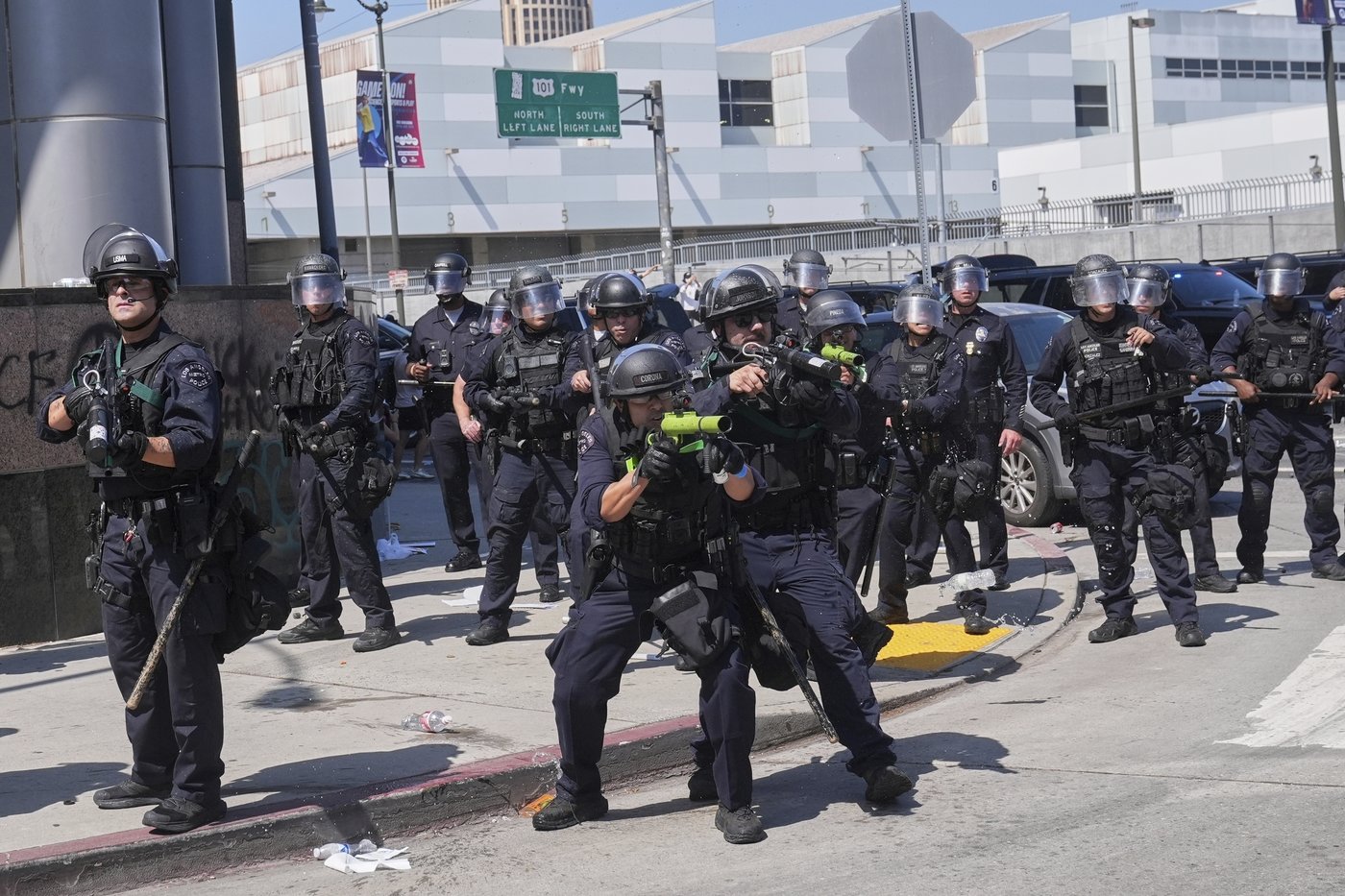 LA police fired over a thousand projectiles at protesters in a single day | iNFOnews.ca