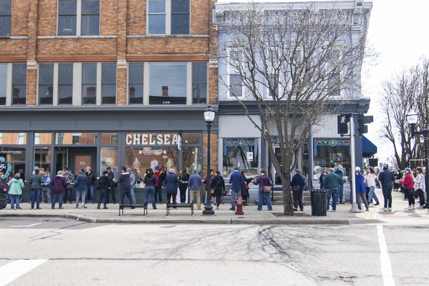See how a Michigan town moved 9,100 books one by one to their new home | iNFOnews.ca