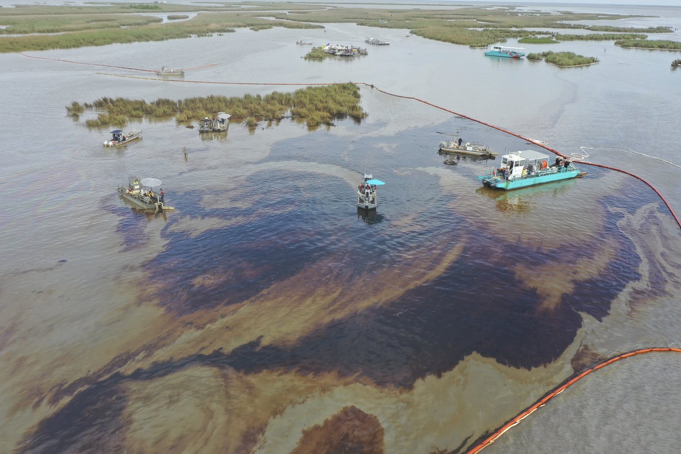 Federal authorities are cleaning up an oil spill in southeast Louisiana | iNFOnews.ca