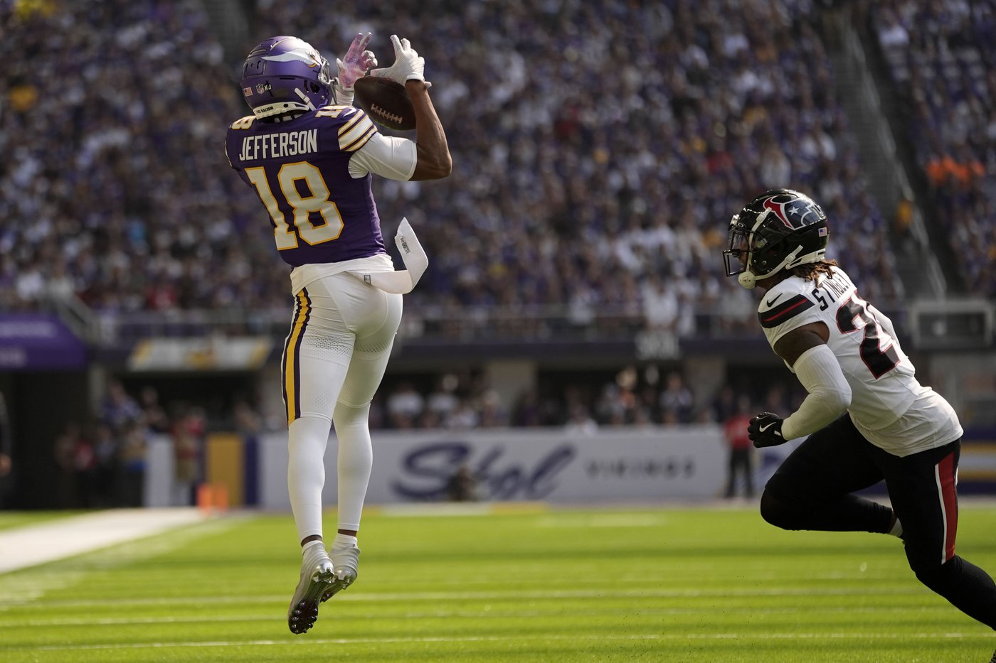 Vikings stay undefeated with 34-7 dismantling of Texans behind fierce defense, Darnold's 4 TDs | iNFOnews.ca Vikings stay undefeated with 34-7 dismantling of Texans behind fierce defense, Darnold's 4 TDs | iNFOnews.ca