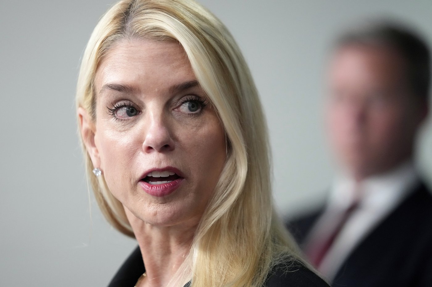 Pam Bondi fires Justice Department employee accused of throwing sandwich at federal agent | iNFOnews.ca