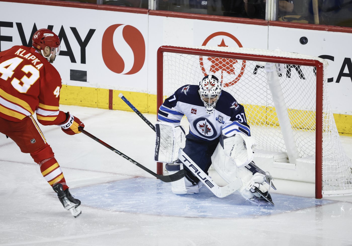 Jets goalie Hellebuyck out 4-6 weeks to undergo arthroscopic knee surgery | iNFOnews.ca Jets goalie Hellebuyck out 4-6 weeks to undergo arthroscopic knee surgery | iNFOnews.ca