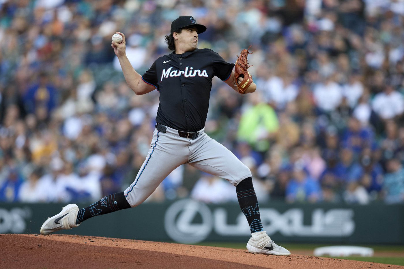 Gilbert leaves start early for Mariners and Moore's error helps Marlins win 8-4 | iNFOnews.ca
