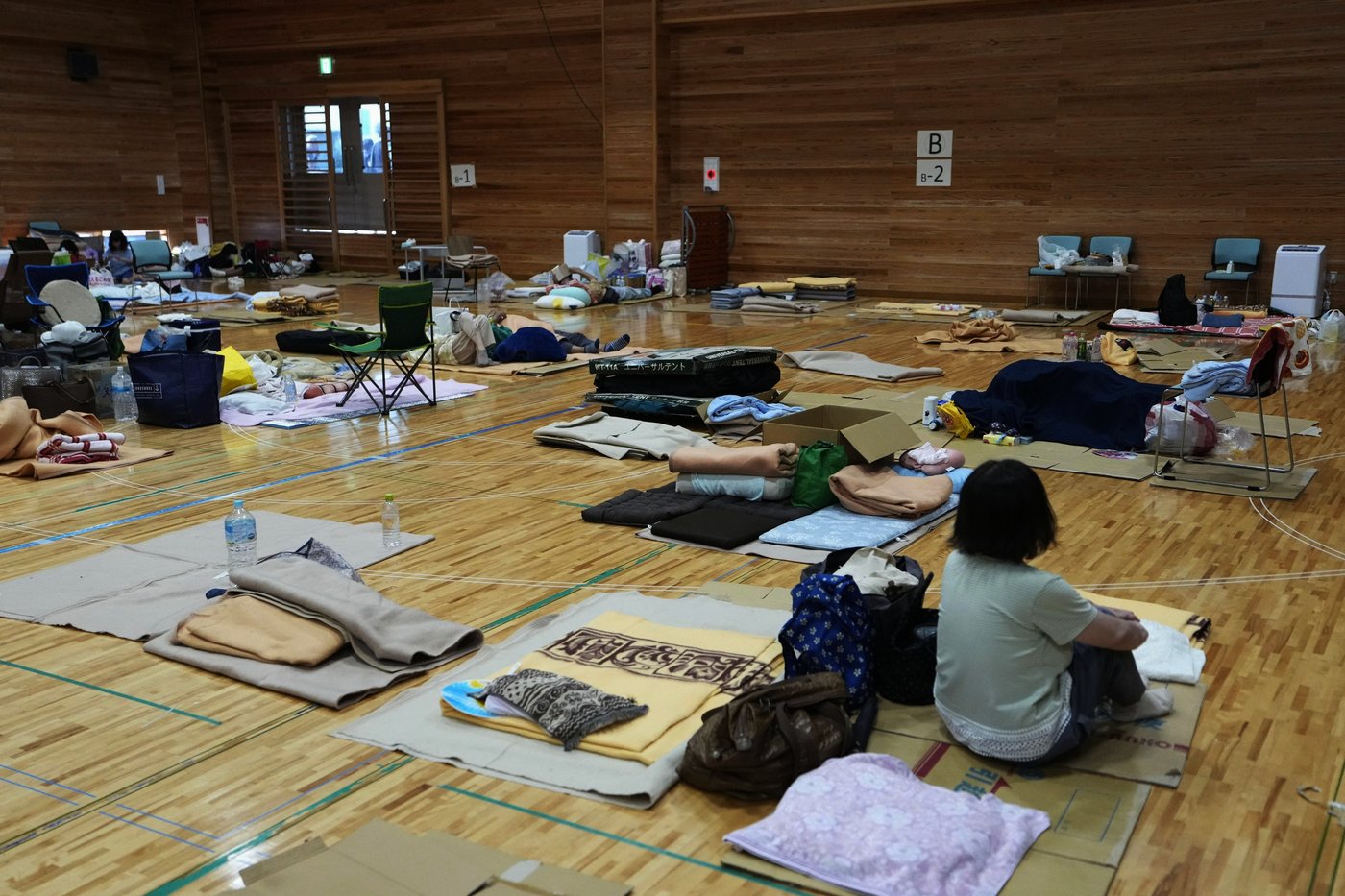 Prime minister visits quake-hit southern Japan as cleanup begins in intense heat | iNhome Prime minister visits quake-hit southern Japan as cleanup begins in intense heat | iNhome