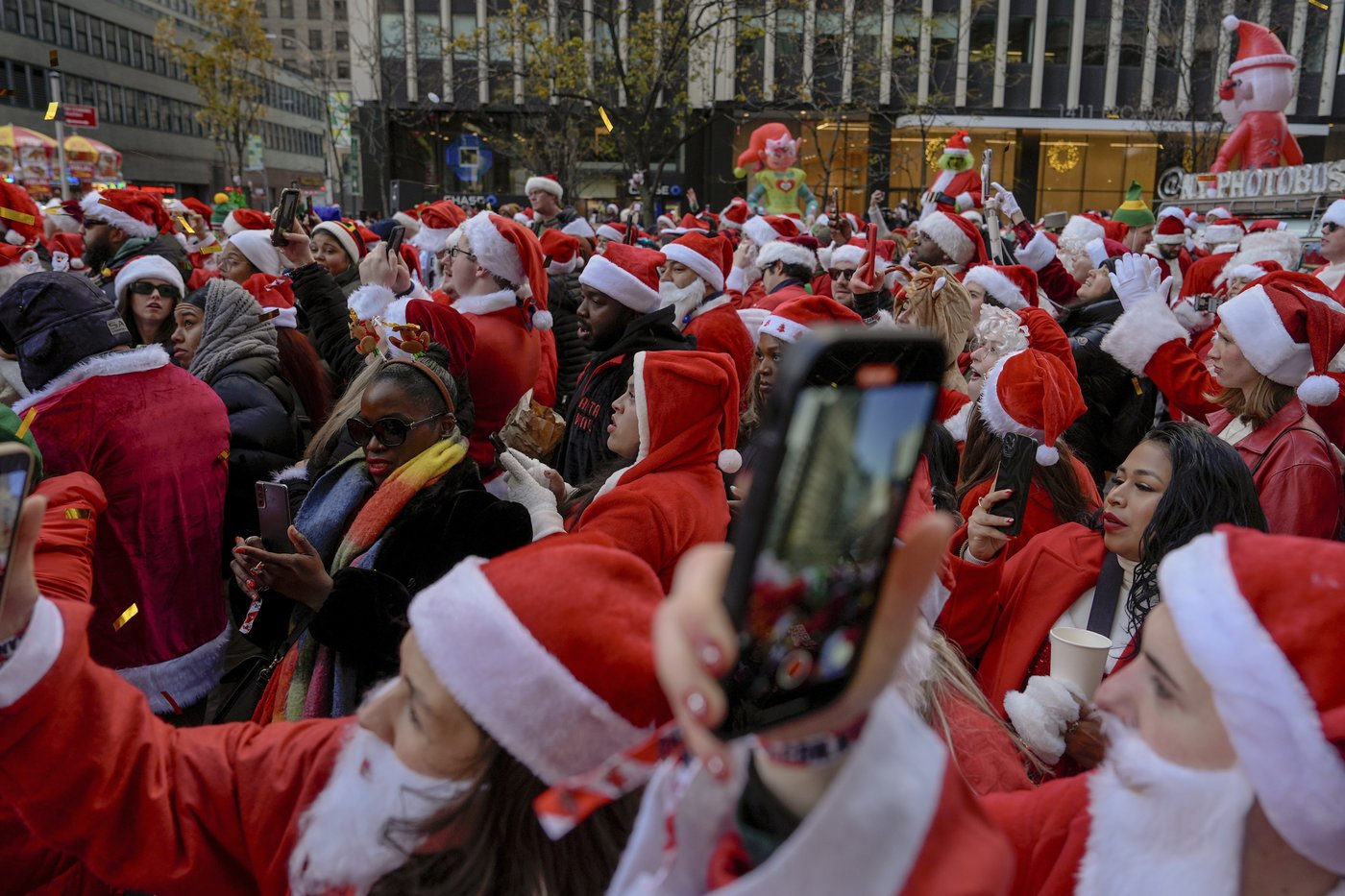 Thousands of Santas and a few Grinches hit the streets for annual SantaCon bar crawls | iNFOnews.ca Thousands of Santas and a few Grinches hit the streets for annual SantaCon bar crawls | iNFOnews.ca