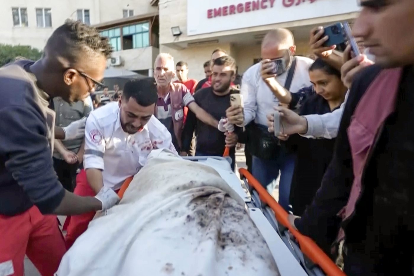 A Gaza medic realizes he's carrying his own mother's body, killed by an Israeli airstrike | iNFOnews.ca A Gaza medic realizes he's carrying his own mother's body, killed by an Israeli airstrike | iNFOnews.ca