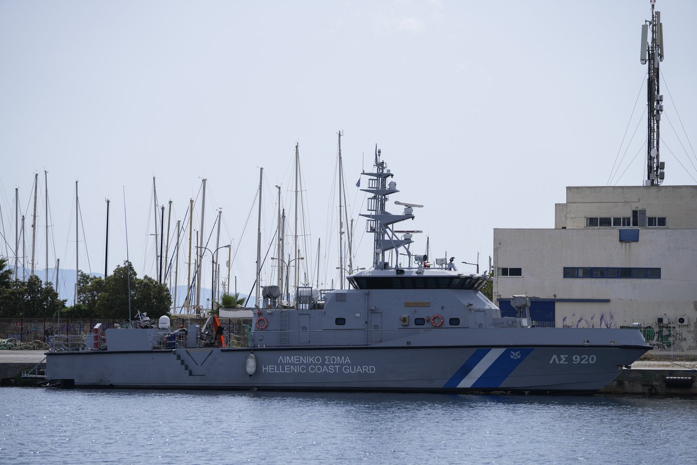 2 still missing from migrant boat that sank south of Greece | iNFOnews.ca