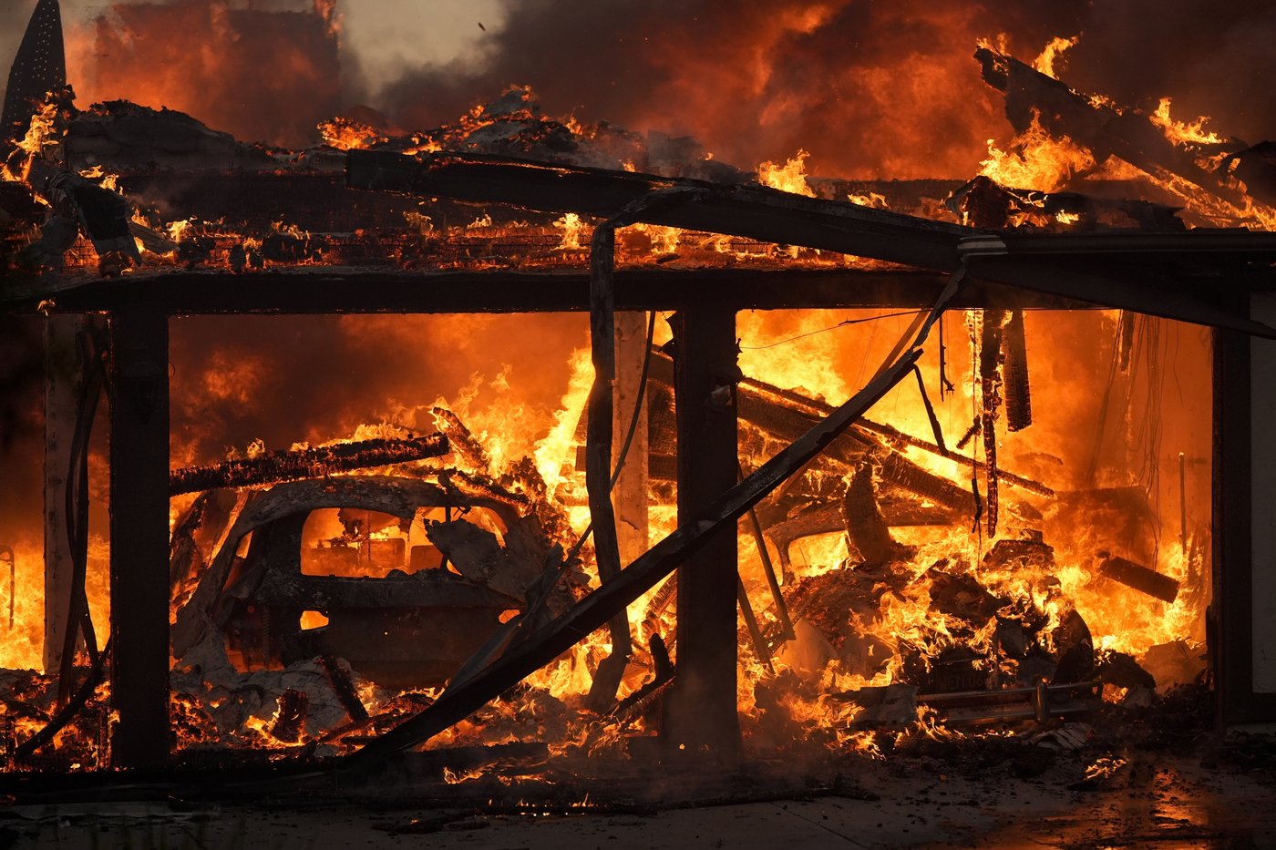 Fire crews on both US coasts battle wildfires, 1 dead; Veterans Day ceremony postponed | iNFOnews.ca Fire crews on both US coasts battle wildfires, 1 dead; Veterans Day ceremony postponed | iNFOnews.ca