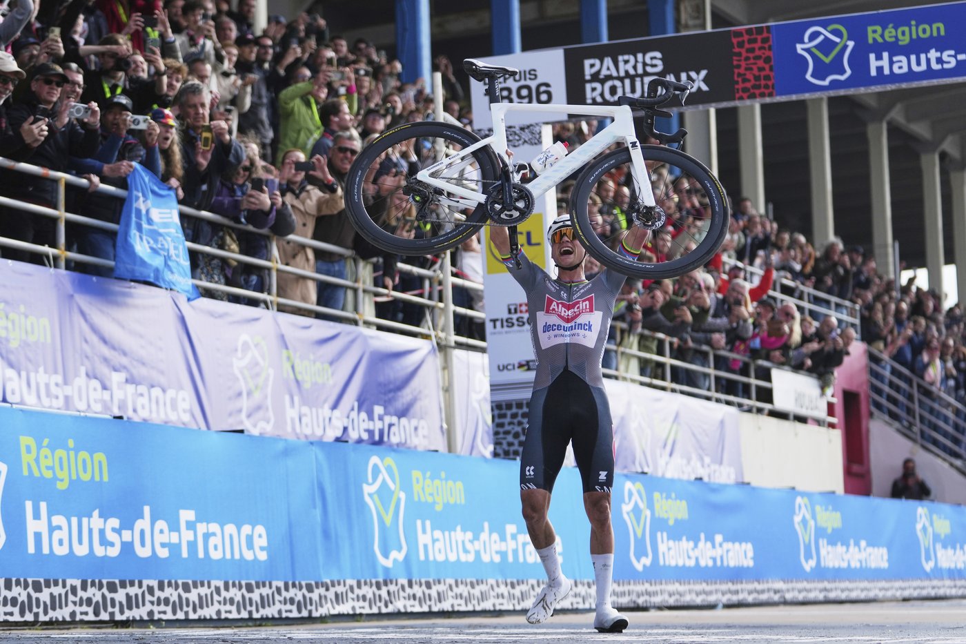 Van der Poel wins Paris-Roubaix again with Pogačar in second place after late crash | iNFOnews.ca