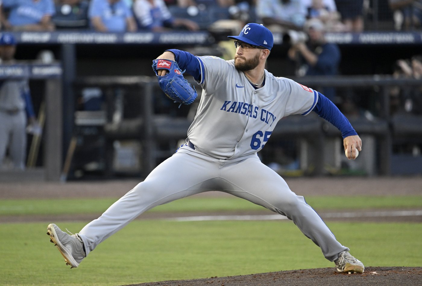 Royals lefty Noah Cameron takes a no-hitter into the 7th inning in his major league debut | iNFOnews.ca