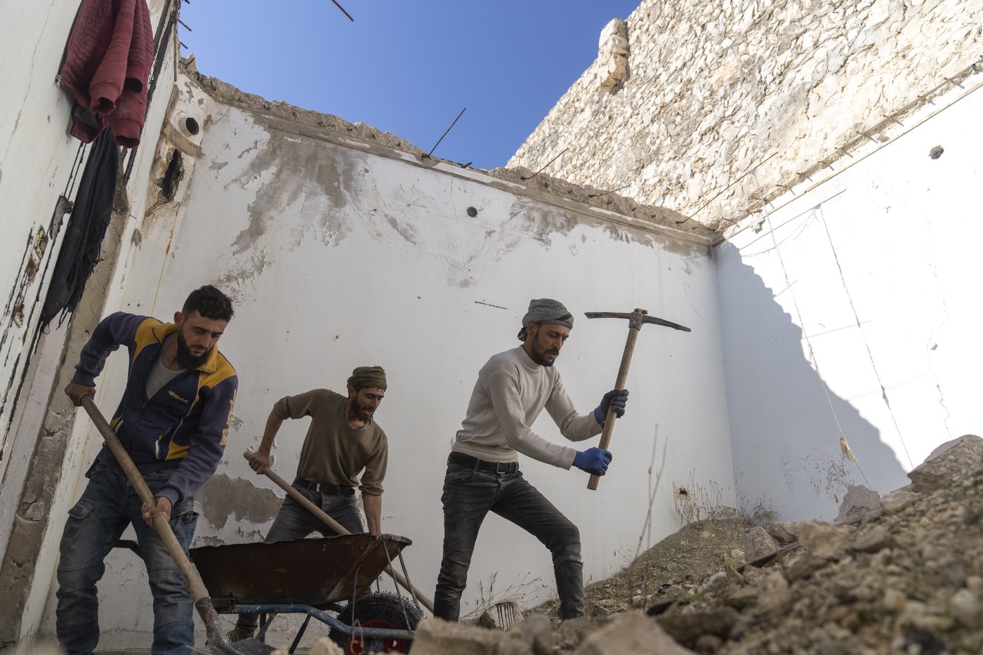 AP PHOTOS: In northern Syria, displaced owners return to houses with no roofs | iNFOnews.ca