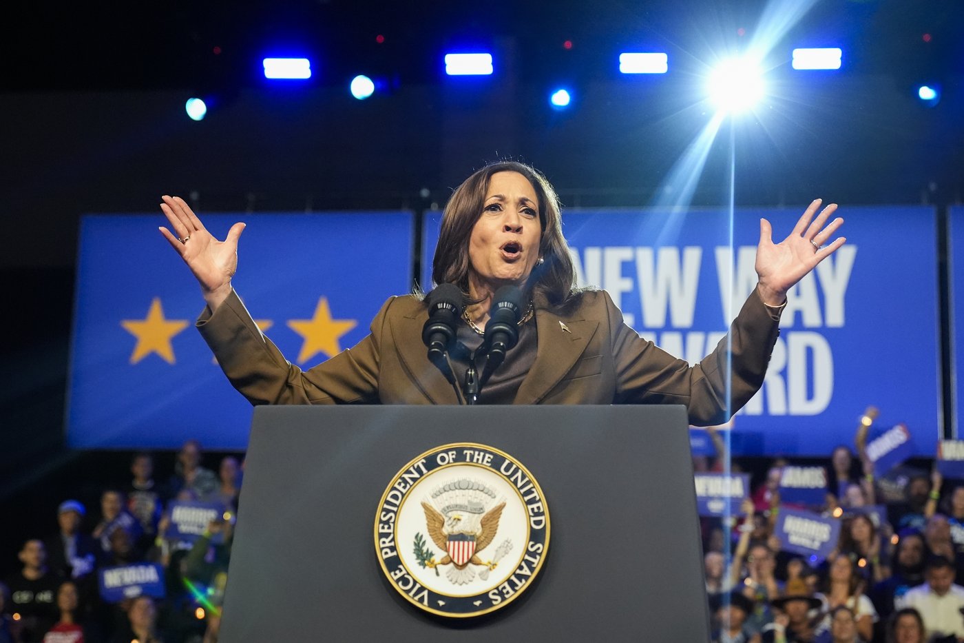 Harris trolls Trump at Vegas rally and LA fundraiser, says her crowds are 'pretty big' | iNFOnews.ca Harris trolls Trump at Vegas rally and LA fundraiser, says her crowds are 'pretty big' | iNFOnews.ca