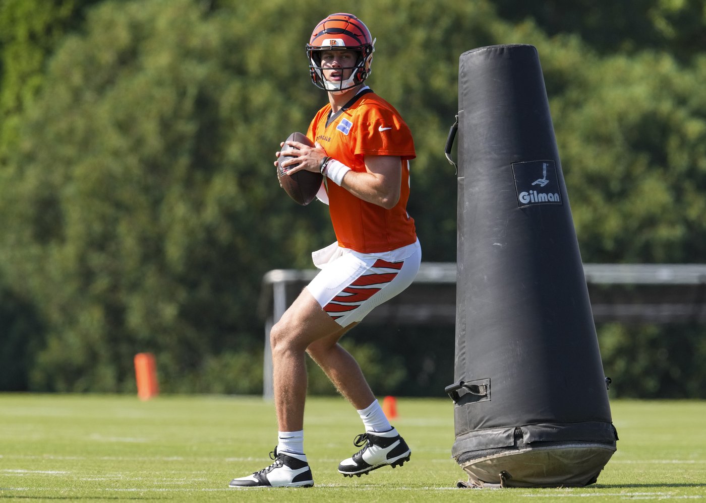 Joe Burrow sees a bright future for Bengals offense despite rough 1st day of training camp | iNFOnews.ca Joe Burrow sees a bright future for Bengals offense despite rough 1st day of training camp | iNFOnews.ca