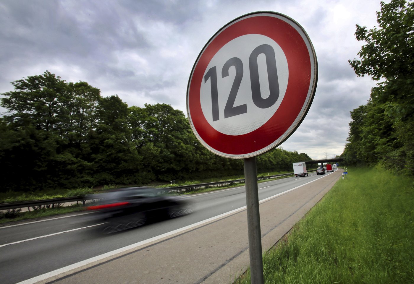 A speeding motorist driving at 199 mph on Germany's Autobahn is fined more than $1,000 | iNFOnews.ca