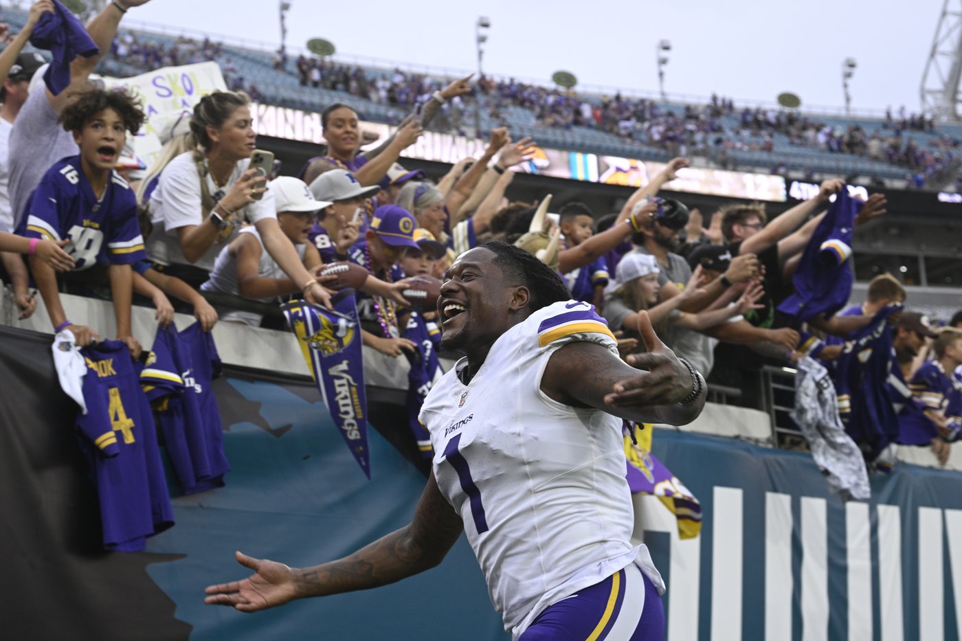 Stingy Vikings hold the clawless Jaguars to 143 yards in a 12-7 victory and improve to 7-2 | iNFOnews.ca Stingy Vikings hold the clawless Jaguars to 143 yards in a 12-7 victory and improve to 7-2 | iNFOnews.ca