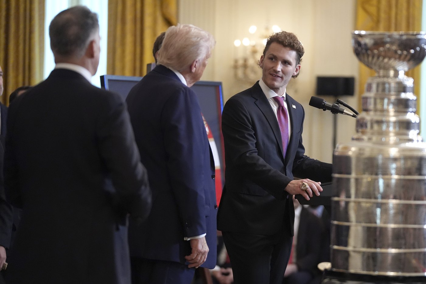 Trump sticks to hockey, avoids tariff talks during Stanley Cup champion Florida Panthers' visit | iNFOnews.ca
