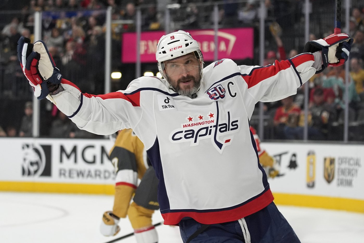 Ovechkin ties NHL record by scoring on 178 different goalies before leaving with apparent leg injury | iNFOnews.ca