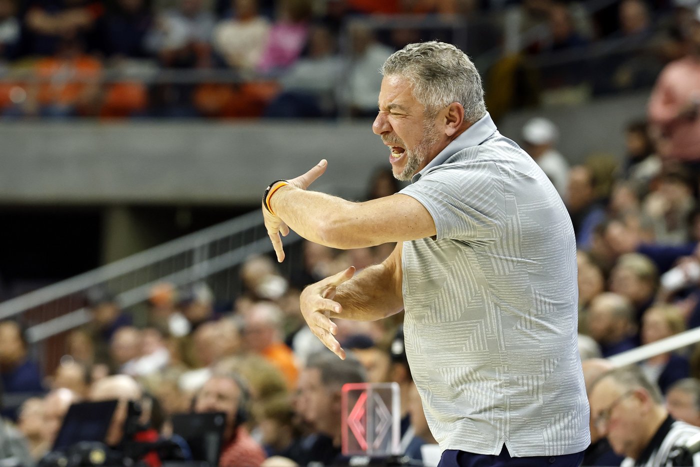 No. 1 Auburn overcomes a rough offensive performance to beat Arkansas 67-60 | iNFOnews.ca