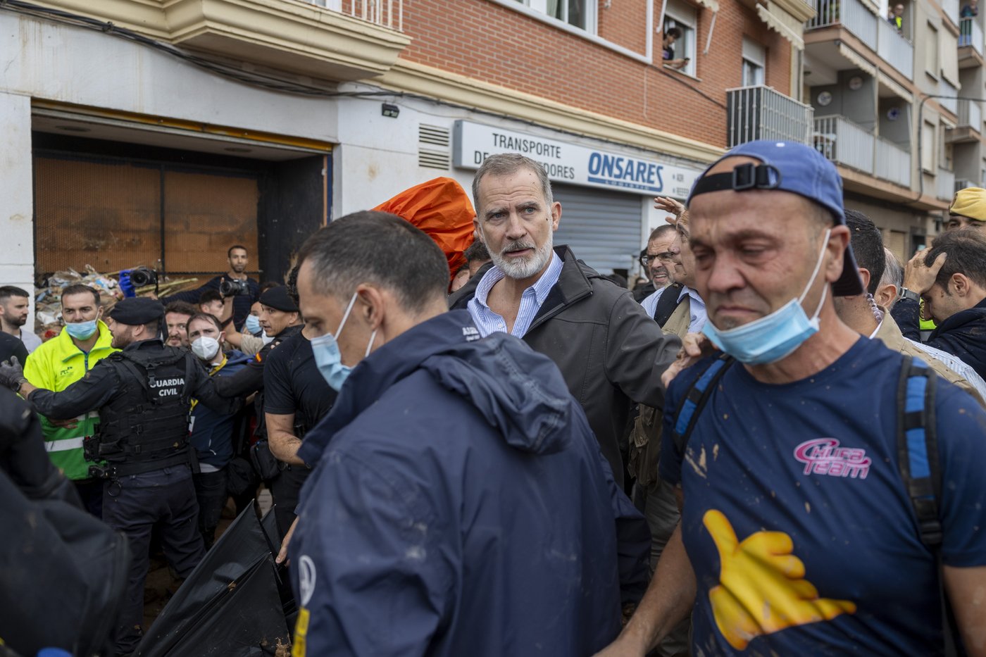 Spain flood survivors hurl mud at the royals and top government officials | iNFOnews.ca Spain flood survivors hurl mud at the royals and top government officials | iNFOnews.ca