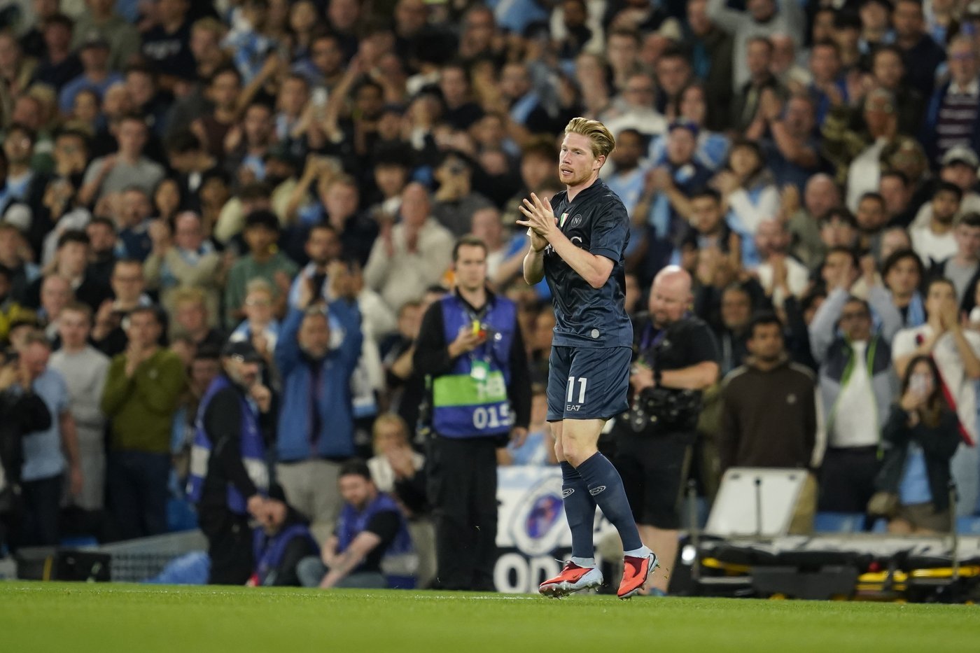 Kevin De Bruyne's Man City return lasts only 26 minutes due to Napoli red card | iNFOnews.ca