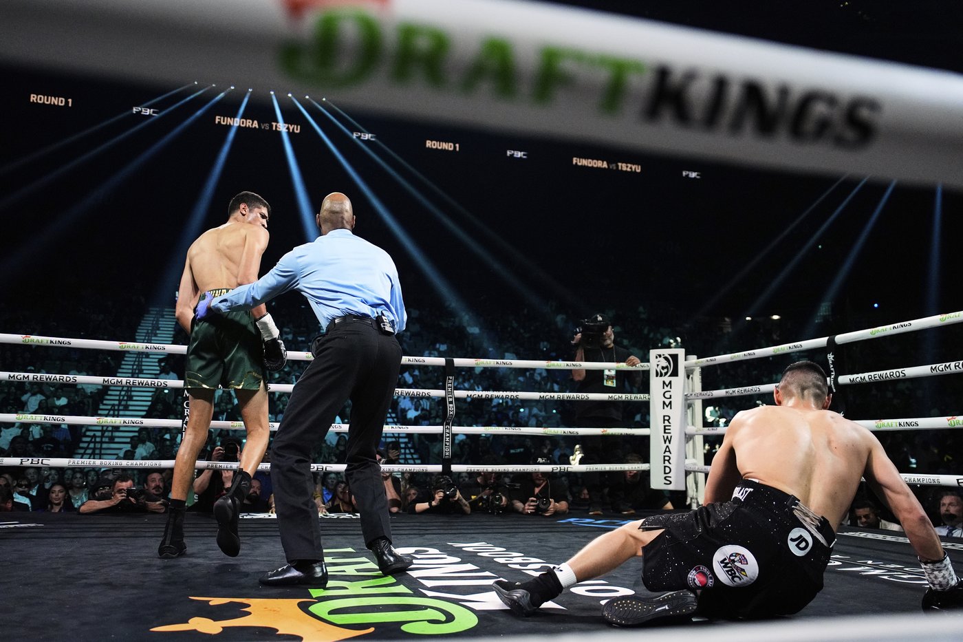 Pacquiao's comeback falls short as Barrios retains WBC welterweight title in majority draw | iNFOnews.ca Pacquiao's comeback falls short as Barrios retains WBC welterweight title in majority draw | iNFOnews.ca