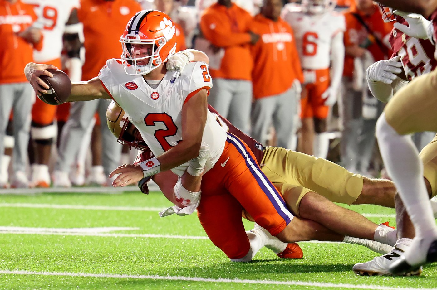 Cade Klubnik throws for a TD and runs for one before injury in Clemson's 41-10 victory over BC | iNFOnews.ca
