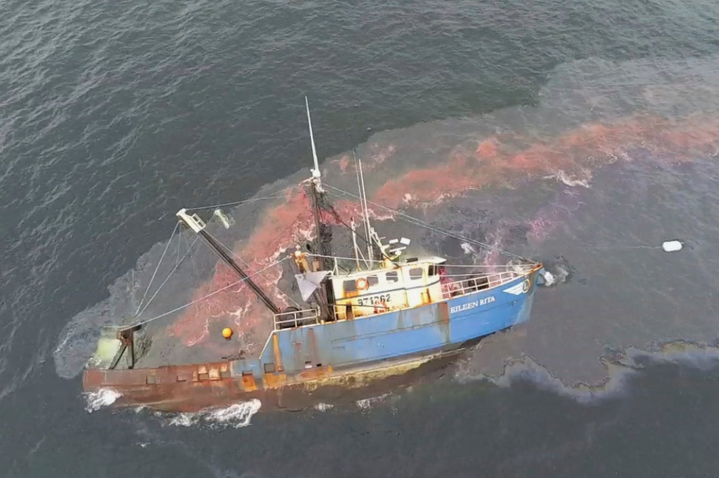 3 rescued and fuel spilled from fishing boat capsized in Boston Harbor | iNFOnews.ca 3 rescued and fuel spilled from fishing boat capsized in Boston Harbor | iNFOnews.ca