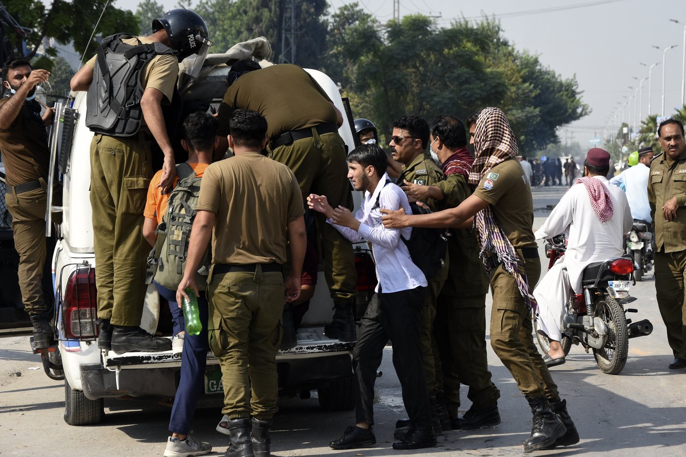 Pakistani police fire tear gas at protesting students as anger spreads over alleged on-campus rape | iNFOnews.ca