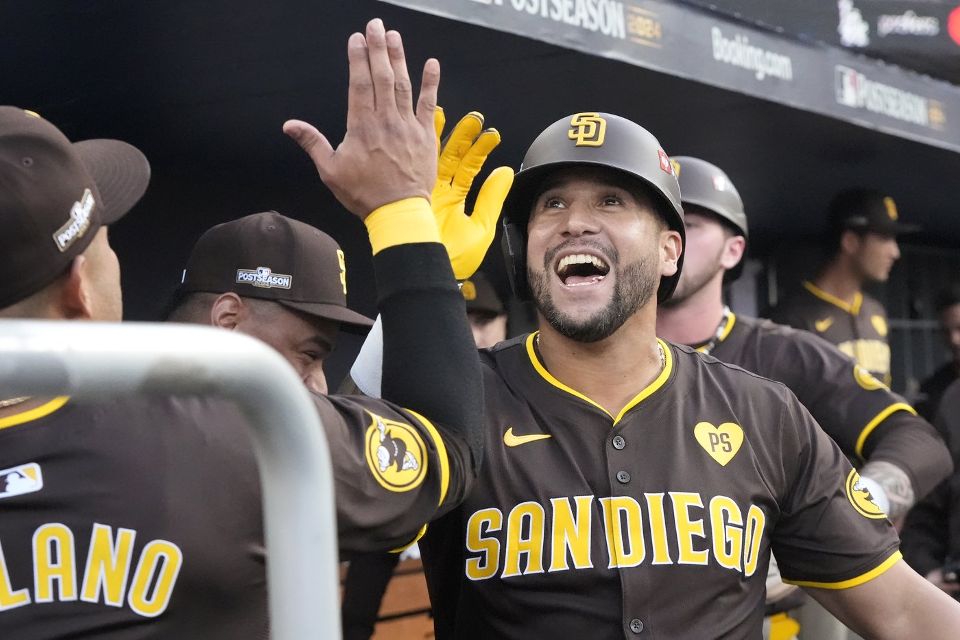Dodger Stadium fans toss balls and trash on field, interrupt Padres' 10-2 win that evens NLDS | iNFOnews.ca
