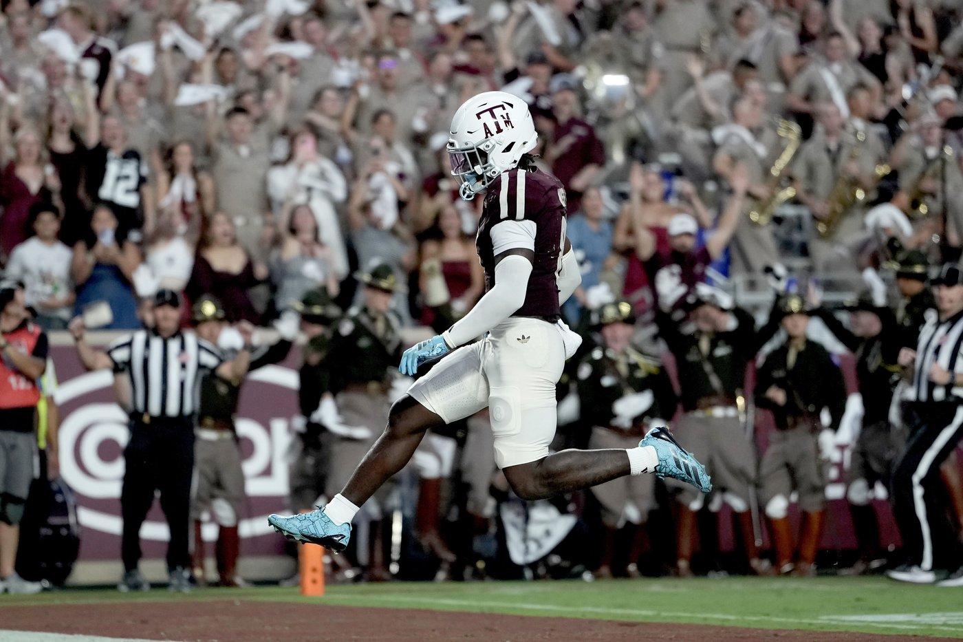 No. 4 Texas A&M's Le’Veon Moss sidelined with significant ankle injury | iNFOnews.ca