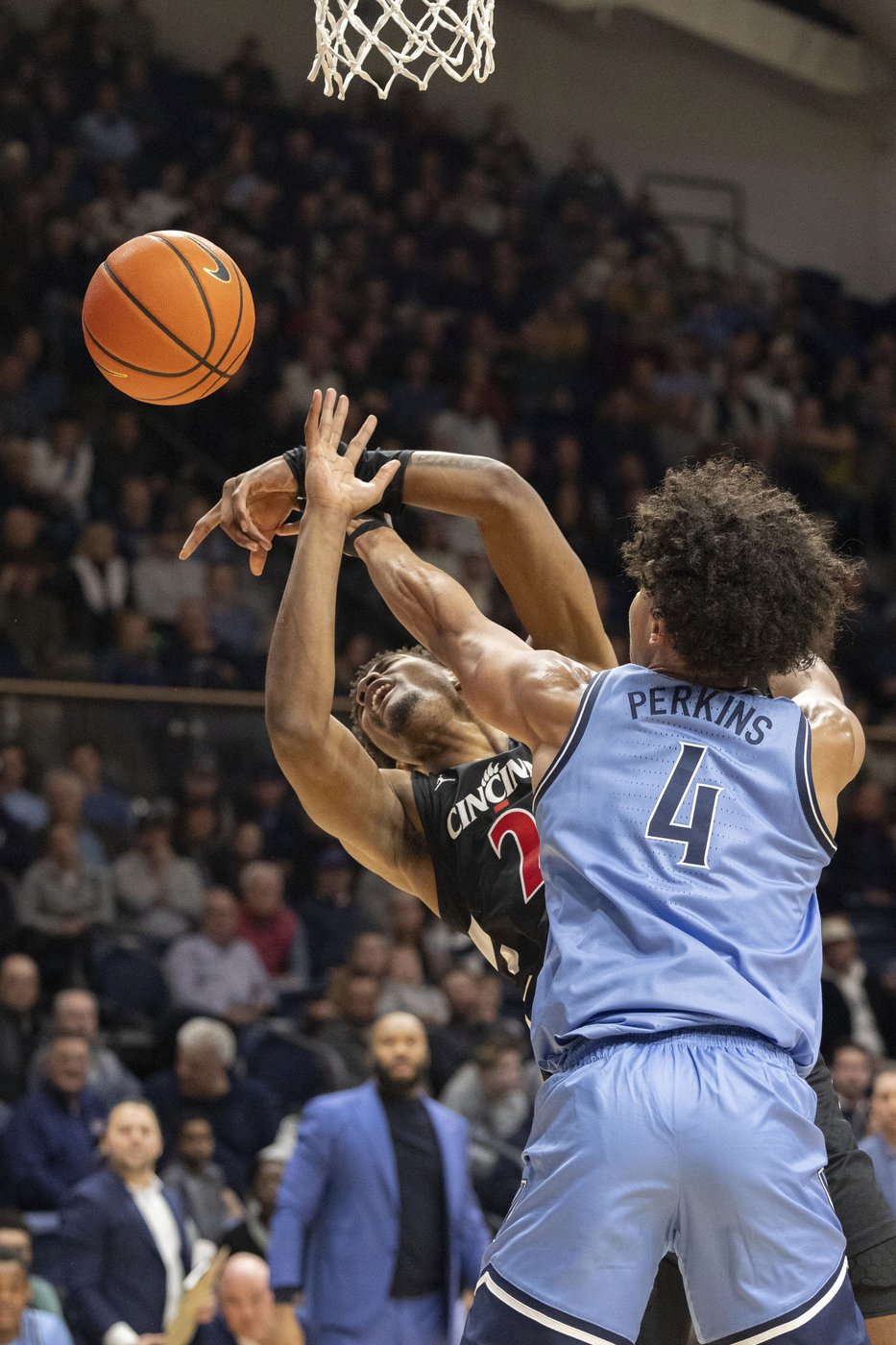 Eric Dixon scores 31 points, Villanova beats No. 14 Cincinnati 68-60 | iNFOnews.ca