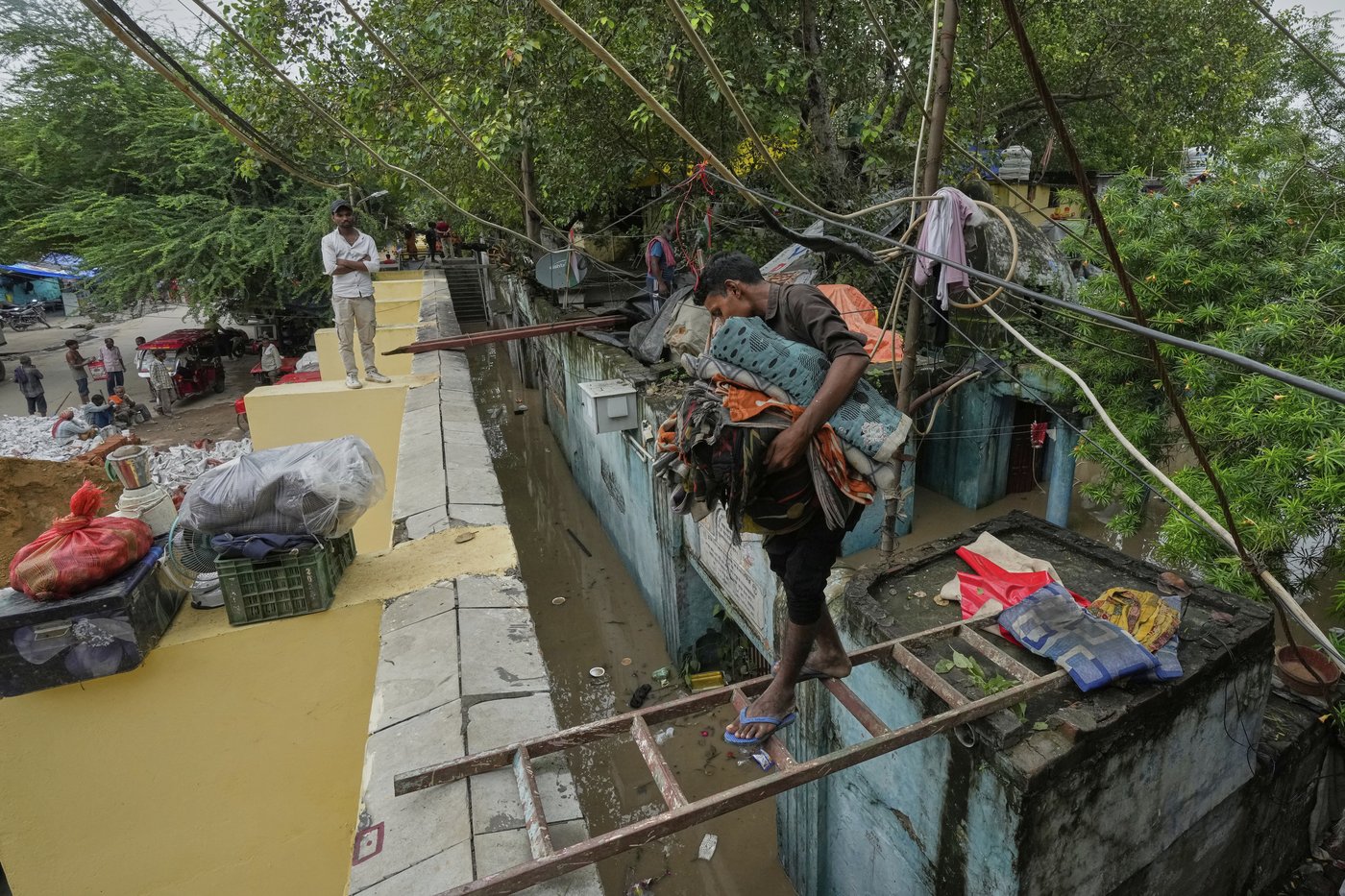 Photos of New Delhi residents on the swollen banks of the Yamuna River | iNFOnews.ca