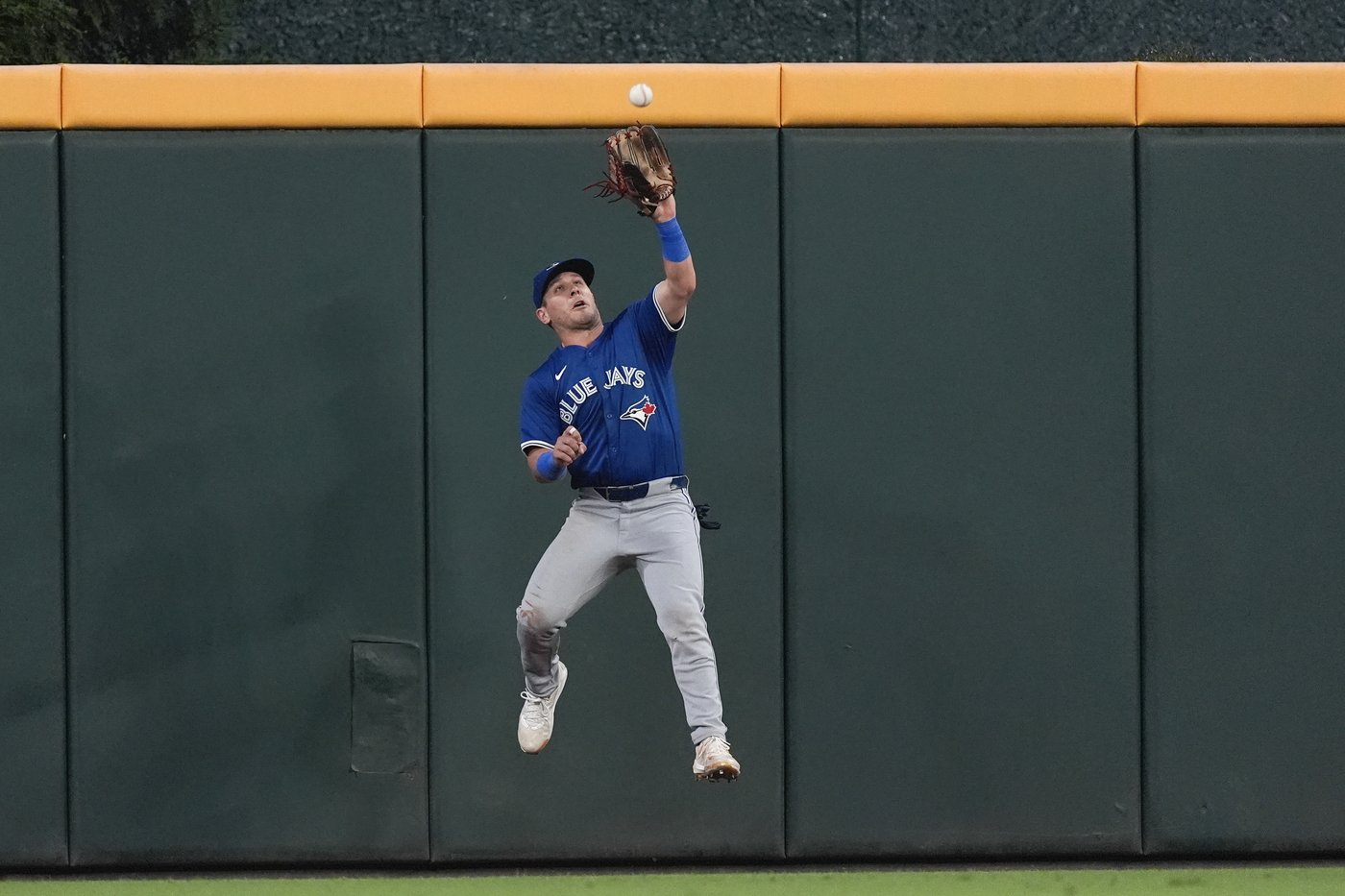 Jays' outfielder Daulton Varsho snags AL Gold Glove Award | iNFOnews.ca Jays' outfielder Daulton Varsho snags AL Gold Glove Award | iNFOnews.ca