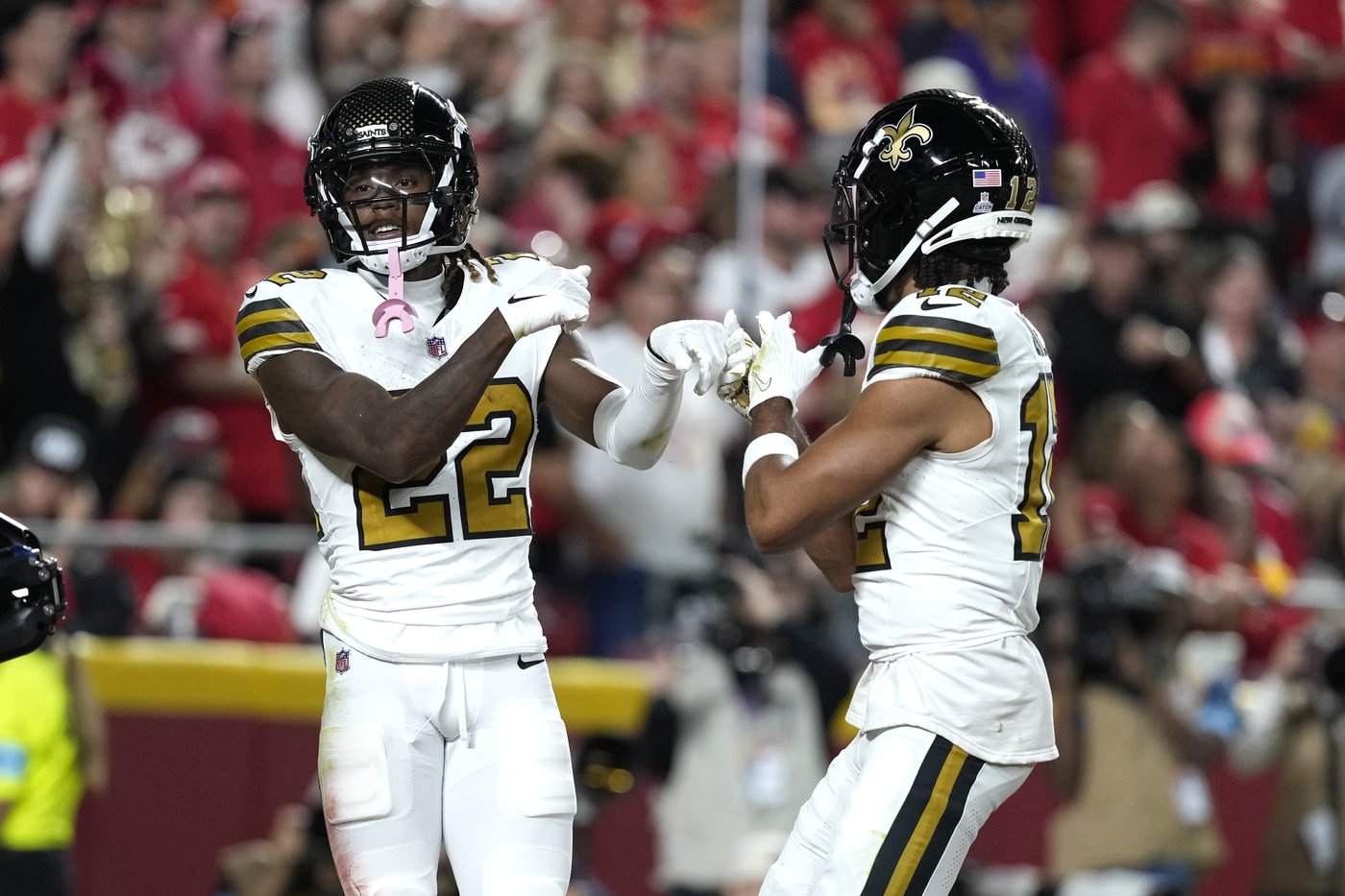 Patrick Mahomes throws for 331 yards, Derek Carr hurt as Chiefs shut down Saints for 26-13 victory | iNFOnews.ca Patrick Mahomes throws for 331 yards, Derek Carr hurt as Chiefs shut down Saints for 26-13 victory | iNFOnews.ca